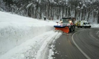 Sniježni pokrivač na Žabljaku skoro metar, snjegočistači na putevima