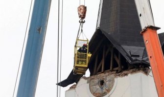 Vatrogasci u Sisku uklanjaju zvonik katedrale oštećene zemljotresom