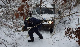 Bjelopoljski vatrogasci asistirali ekipi Hitne pomoći u pružanju pomoći bolesnom i nepokretnom pacijentu