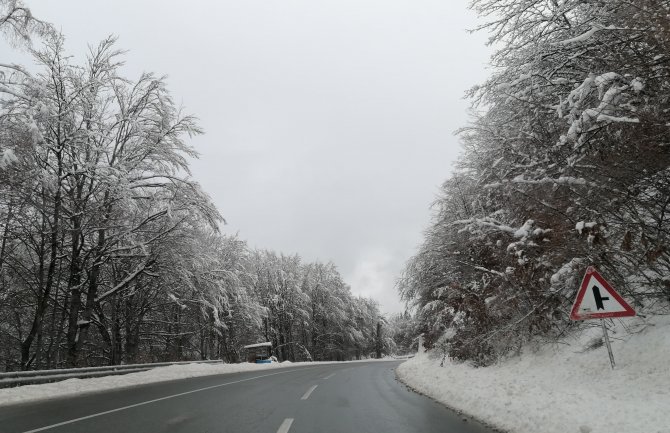 Na putu Berane-Rožaje i Šavnik –Žabljak kamionima sa prikolicom i šleperima zabranjeno kretanje zbog snijega 