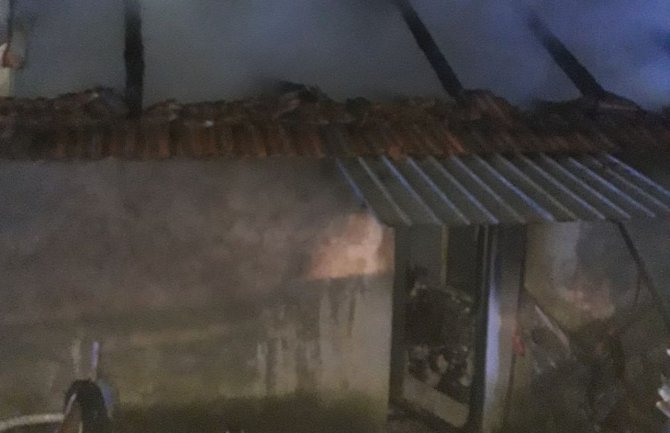 U Piperima gorjela kuća, jedna osoba zatražila pomoć zbog udisanja dima