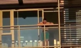 Novak se našalio sa balkona: Molim vas, oslobodite nas(VIDEO)