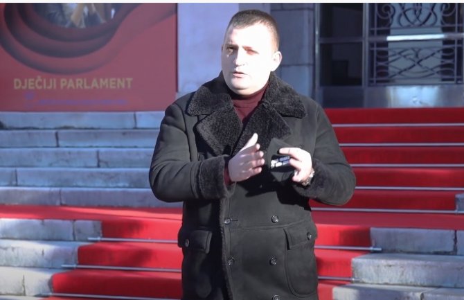 Damjanović poslanicima parlamentarne većine uručio pismo i zaštitnu masku na kojoj piše 
