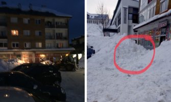 Snijeg zatrpao majku i dijete, prolaznici ih spasili