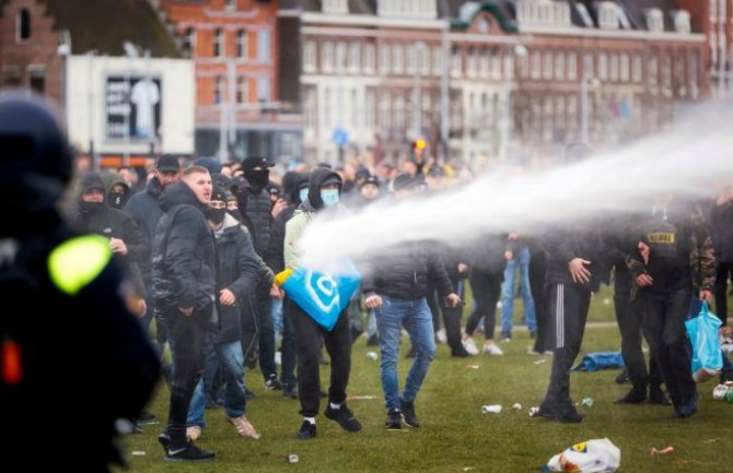 Holandija: Sukobi policije sa demonstrantima u Amsterdamu i Ajndhovenu