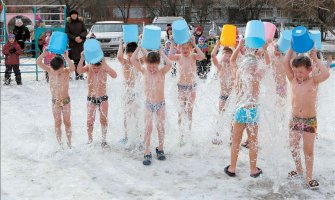 Zašto se djeca u Sibiru polivaju ledenom vodom?(VIDEO)