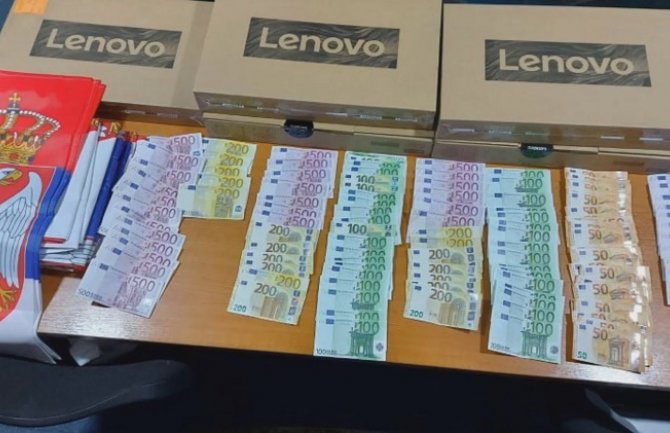 Kod tri državljanina Srbije i Pljevljaka policija pronašla 26.500 eura, tri lap topa i zastave 