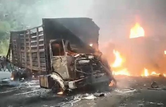 Stravičan sudar kamiona i autobusa, više od 50 mrtvih(VIDEO)