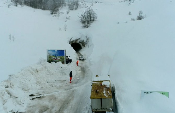 Put Šavnik - Nikšić, probijanje kroz sniježne nanose 