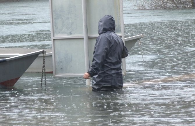 Rijeka Crnojevića poplavila šetalište: Ukoliko se padavine nastave, voda će ući u objekte