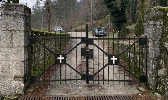 Perović: Crkva poziva građane da uklanjanje krsta sa ograde Cetinjskog manastira ne koriste za produbljivanje podjela