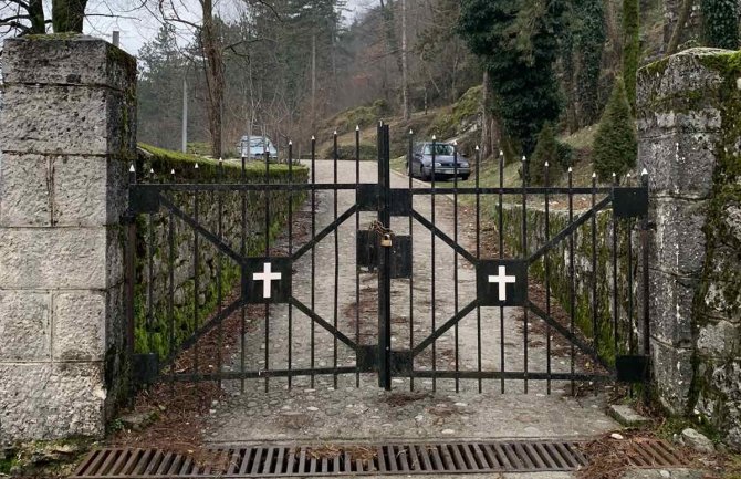 Perović: Crkva poziva građane da uklanjanje krsta sa ograde Cetinjskog manastira ne koriste za produbljivanje podjela