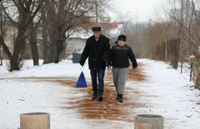 U ovom gradu umjesto soli na ulice posipaju kafu zbog snijega i leda(FOTO)