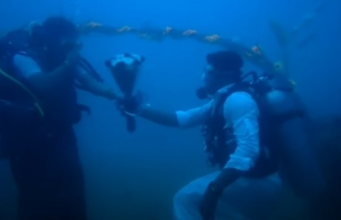 Neobična ceremonija vjenčanja pod vodom u tradicionalnoj odjeći(VIDEO)