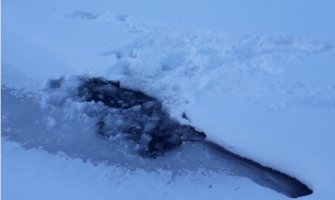 Turisti šetali po ledu pa upali u Crno jezero