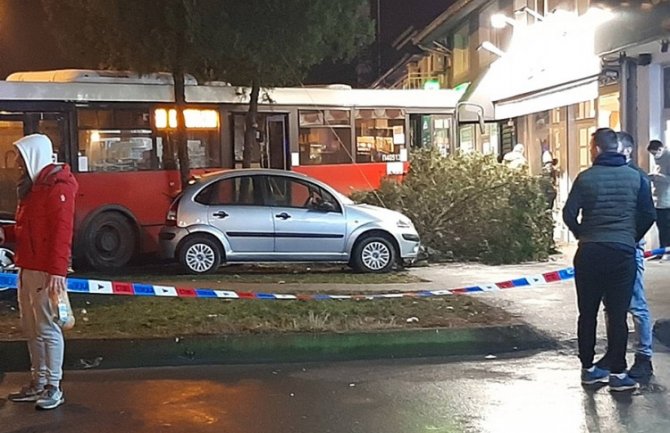 Nezgoda u Beogradu: Autobus sletio s puta, uletio na parking i zakucao se u četiri auta(VIDEO)