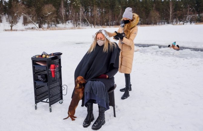 Letonija: Frizeri u znak protesta šišaju u šumama ili na zamrznutim jezerima