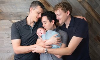 Imena trojice muškaraca upisana u bebinu krštenicu: Dobili roditeljsko pravo na sudu(FOTO)