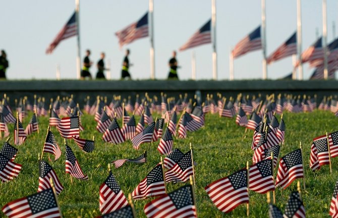 SAD: Zastave na pola koplja zbog smrti pola miliona ljudi od korone