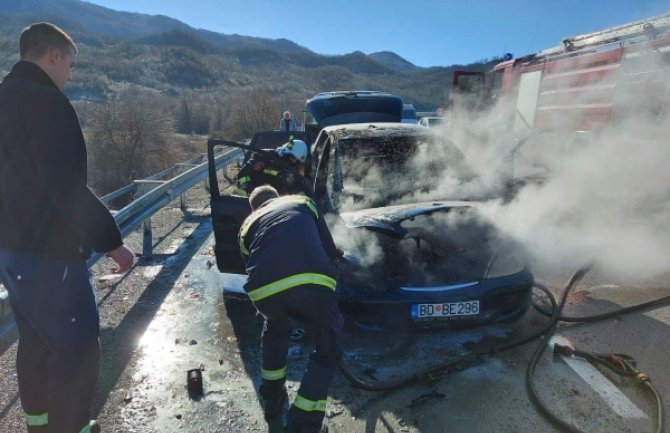 Izgorio automobil na putu Cetinje-Budva, srećom bez povrijeđenih