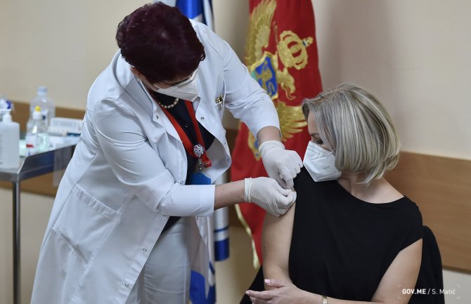 Ministarka zdravlja primila vakcinu protiv korona virusa(VIDEO)
