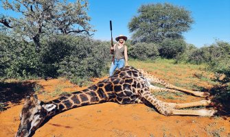 Poklon od muža za Dan zaljubljenih: Ubila žirafu, izvadila joj srce pa se pohvalila na Facebooku