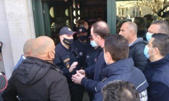 Policija zatvara kafiće u Tuzima, Đeljošaj i građani blokirali put