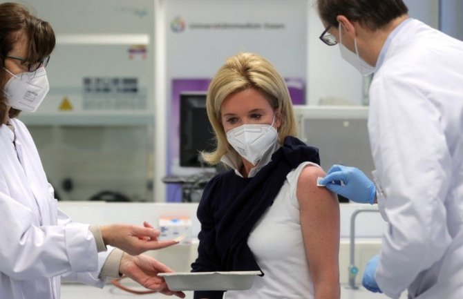 Njemački imunolog: Odobrite vakcine AstraZeneka za starije od 65 godina
