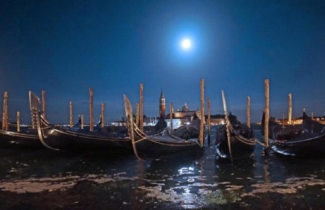 Venecija: Gondole u blatu, osjeka povukla vodu iz kanala