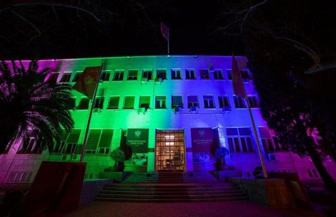 Skupština Crne Gore osvijetljena raznim bojama