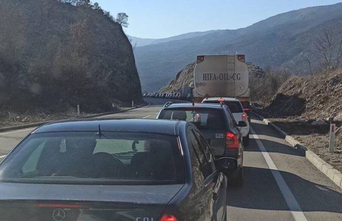 Zbog novih mjera kilometarska kolona na putu Nikšić-Podgorica