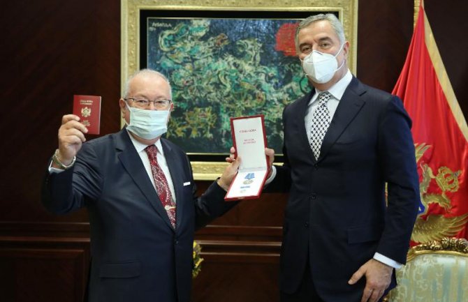 Dugogodišnjem konzulu Medalja za zasluge i cg pasoš: Zadovoljan što je Đukanović sada i moj predsjednik