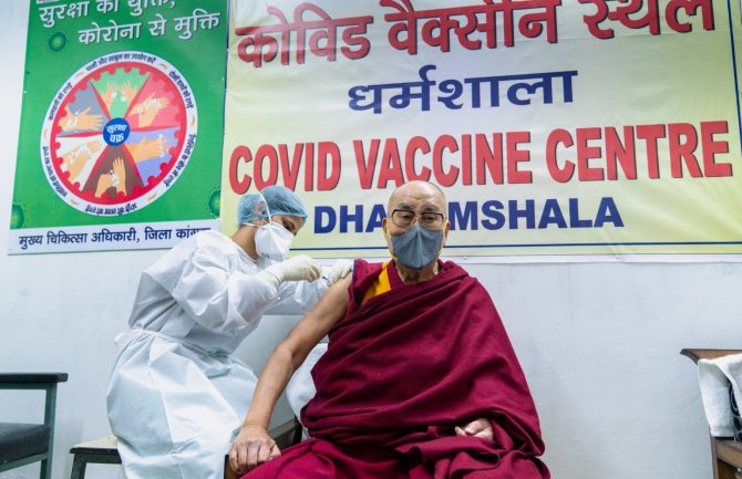 Dalaj Lama primio vakcinu protiv kovida: Budite hrabri