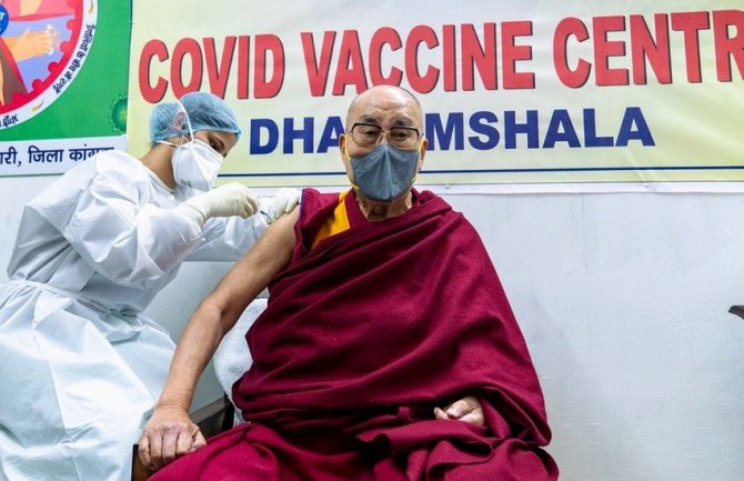I Dalaj Lama primio vakcinu protiv kovida: Budite hrabri i vakcinišite se