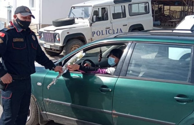 Petnjica: Policajci damama za volanom poklanjali cvijeće
