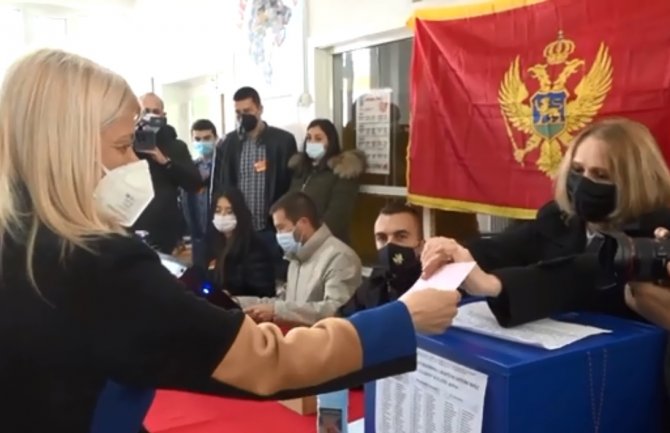 Tenzije na biračkom mjestu OŠ Olga Golović prilikom glasanja Sanje Damjanović (VIDEO)