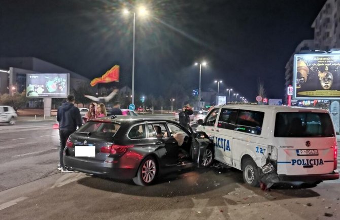 Sudar automobila i policijskog vozila u Podgorici