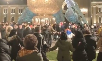 U Srbiji veselje: Građani se okupili ispred spomenika Stefanu Nemanji i zaigrali Užičko kolo