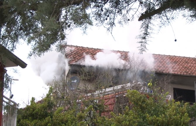 Kotor: Požar zahvatio kuću u neposrednoj blizini Starog grada