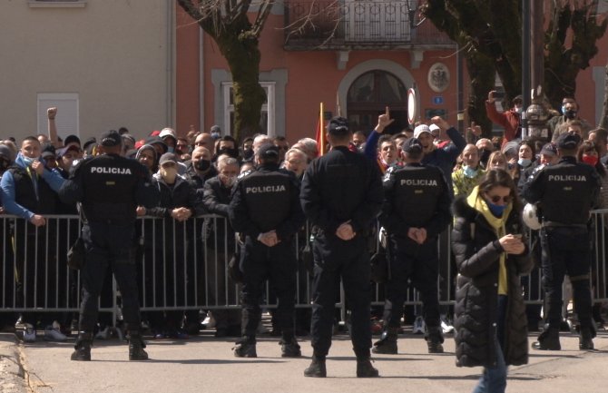 Prvi premijerski sat na Cetinju okupio protestante