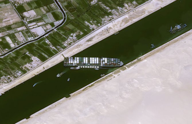 Suecki kanal i dalje blokiran, čeka se osjeka