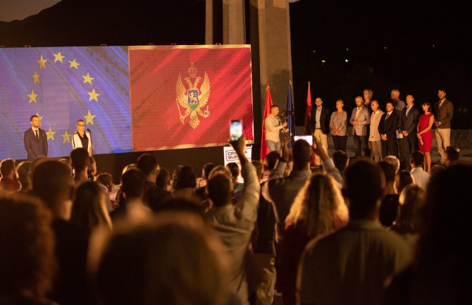 URA: Krivokapiću sada ne smetaju glasovi opozicije, dostojan premijerskog mjesta Apsurdistana