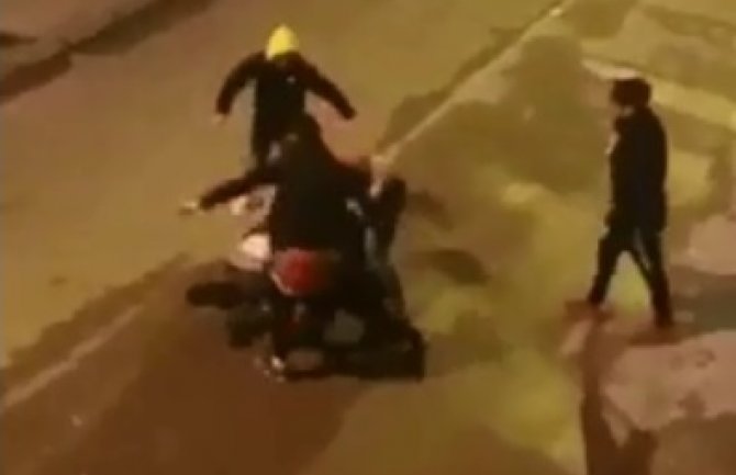 Gusinje: Više mladića tukla sugrađanina, nastavili da ga udaraju i kad je pao na zemlju (VIDEO)