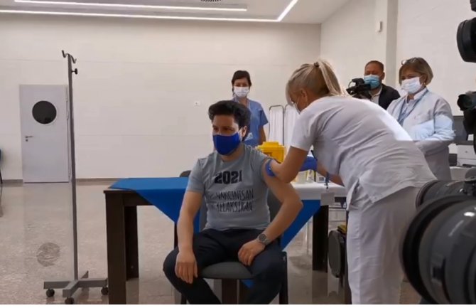 Počela imunizacija medijskih radnika: Vakcinu primio i Dritan Abazović