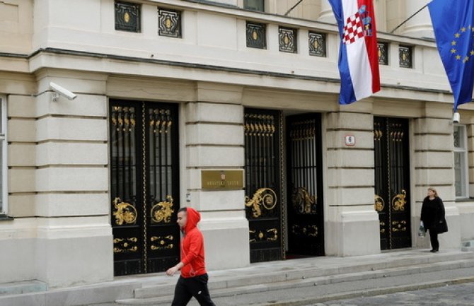 Hrvatska: Zatvor za one koji ističu ustaške ili četničke simbole, zabrana i „Za dom spremni