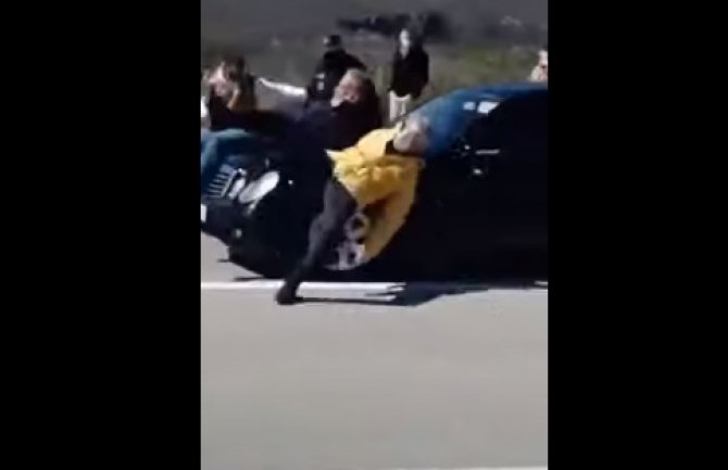 Incident na izlazu iz NK: Vladino vozilo udarilo dvoje okupljenih građana(VIDEO)