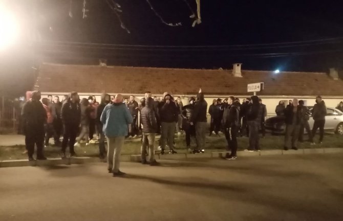 Nekoliko desetina Nikšićana okupljeno ispred Centra bezbijednosti: Nepravedno smo kažnjeni (VIDEO)