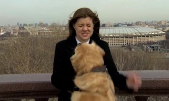 Pas oteo voditeljki mikrofon tokom uključenja uživo, ona trčala za njim(VIDEO)