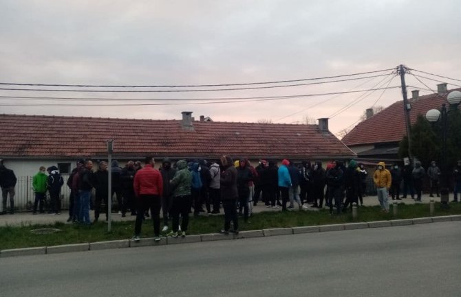 Nikšićani ispred zgrade policije zbog kazni tokom protesta na Bogetićima