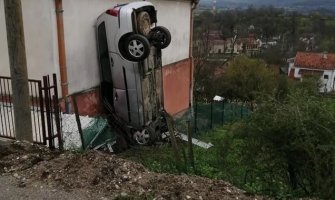 Nesvakidašnji udes na periferiji Beograda: Kod Umčara auto ostalo vertikalno uz kuću